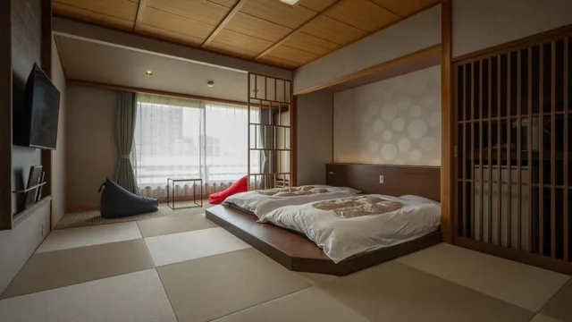 غرفة يابانية عصرية بسريرين منفصلين بإطلالة على الحديقة، Minoya Taiheikaku 1/1