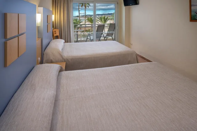 غرفة رباعية بإطلالة على البحر، Caprici Beach Hotel & Spa 4/5
