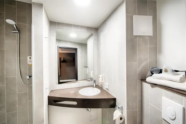 غرفة رباعية بسرير بطابقين وسرير كوين، B&B Hotel Aachen-City 5/7