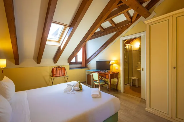 غرفة بسريرين منفصلين بإطلالة على البحيرة في المبنى الرئيسي، Hotel Pallanza 3/5