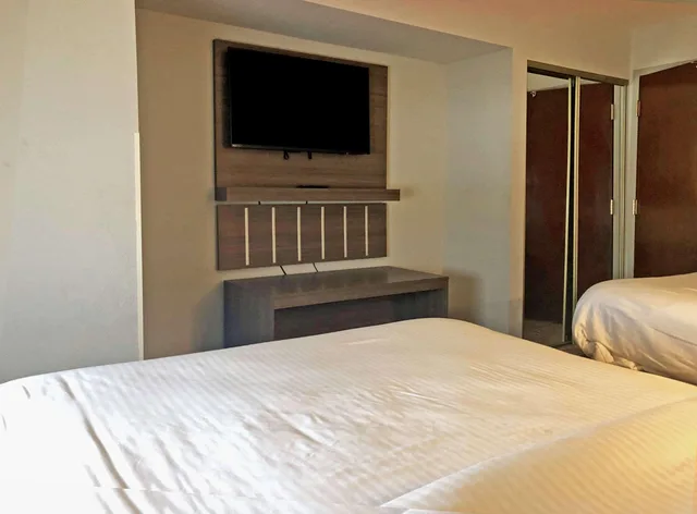 جناح بسريرين كوين، Clarion Pointe Charleston West Ashley 3/5