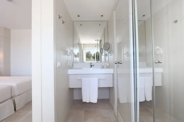 غرفة بسريرين منفصلين بإطلالة على البحر بشرفة، Iberostar Selection Santa Eulalia Ibiza - Adults Only 9/10