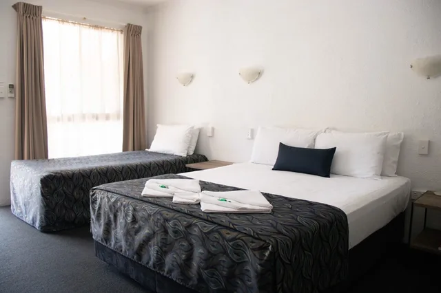 غرفة تنفيذية بسرير كوين وسرير فردي بمطبخ صغير، Bundaberg Spanish Motor Inn 1/5