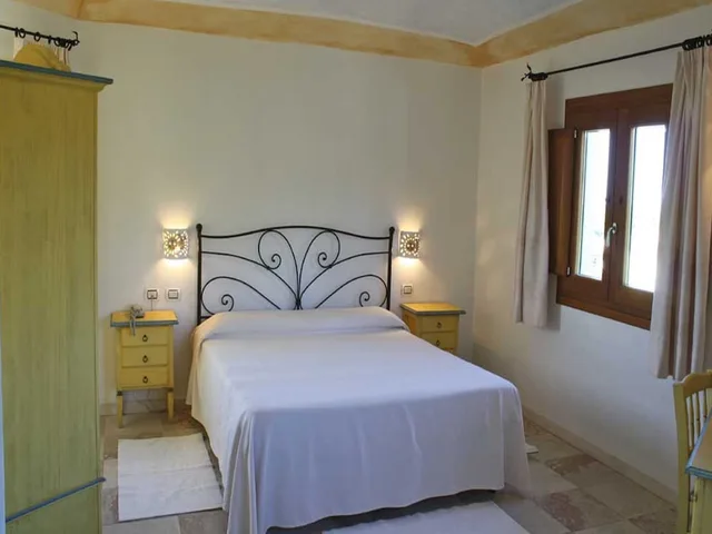 غرفة ثلاثية بسرير مزدوج وسرير فردي بإطلالة على الجبل، Hotel San Pantaleo 1/4