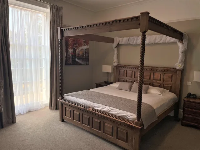 Feature, Double Bed، Alton House Hotel 3/5