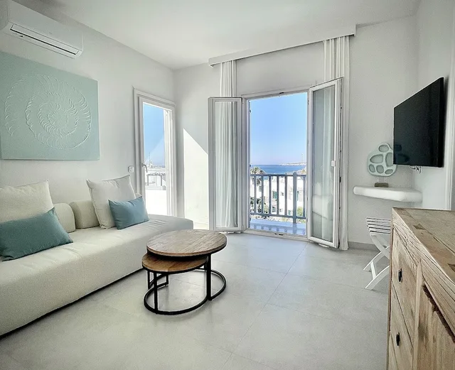 جناح غراند بسرير كوين بإطلالة على البحر بشرفة مع أريكة بحوض جاكوزي، Lilly Residence Boutique Suites Adults Only 2/8