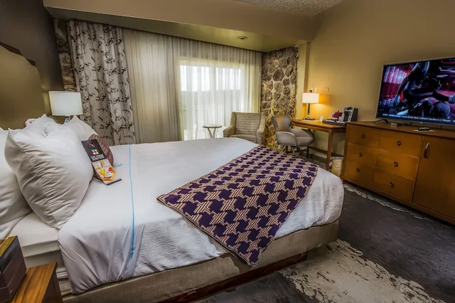 Deluxe, King Bed, Lodge of Four Seasons Golf Resort Marina Spa 1/3