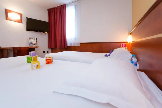 غرفة قياسية بسريرين منفصلين، Brit Hotel Rennes St Gregoire Le Villeneuve 1/1