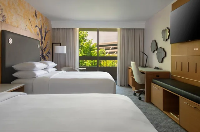 غرفة بسرير مزدوج بشرفة، Westchester Marriott 2/8
