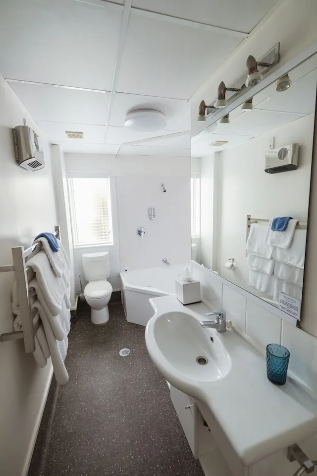 2 Bedrooms, Suite, Twin Beds, 2 King Beds, Radfords On the Lake 9/10