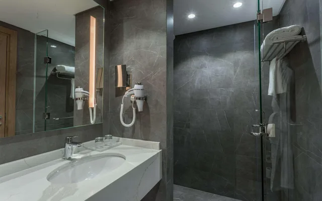 غرفة بسرير كينج للمدخنين، فندق كلاريون مطار جدة(Clarion Hotel Jeddah Airport) 6/8