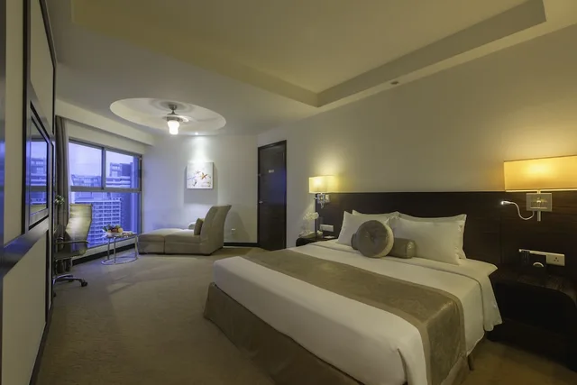 جناح بسرير كوين وسريرين منفصلين بإطلالة على البحر بغرفتي نوم، Havana Nha Trang Hotel 2/3