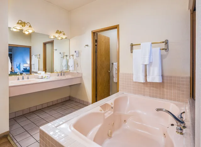 Spa, Suite, Lake Front، The Pines Resort 2/2