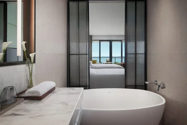 غرفة ديلوكس بسريرين مزدوجين بإطلالة على البحر، Marriott Yalong Bay 7/7