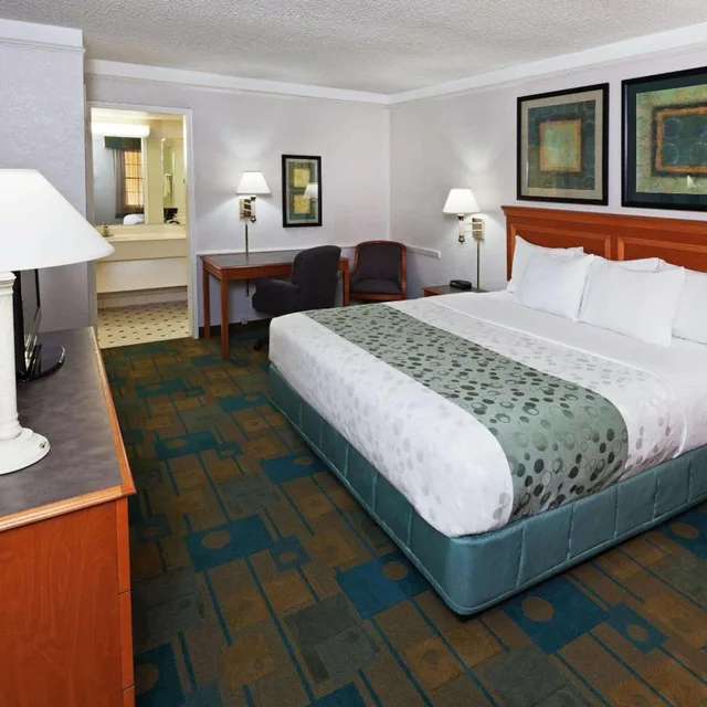 غرفة بسرير كينج بحوض استحمام لذوي الإعاقة، La Quinta Inn by Wyndham Austin Oltorf 3/6