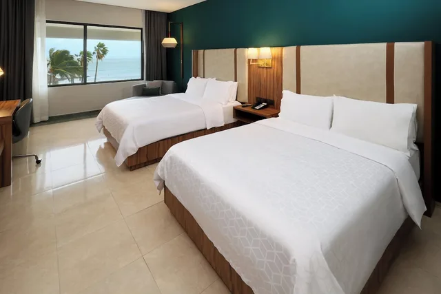 غرفة قياسية بسريرين مزدوجين بإطلالة على المسبح والبحر، Holiday Inn Veracruz Boca del Rio 4/8