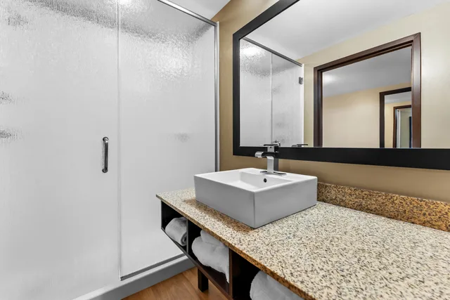 غرفة سوبيريور بسرير كينج، Red Roof Plus Suites Malone 6/6