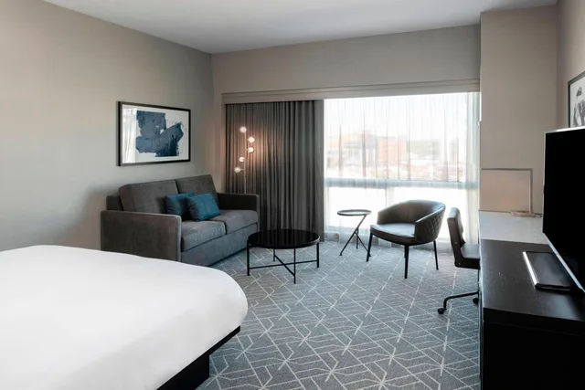 غرفة ديلوكس بسرير كينج وسرير كينج وسرير كوين بإطلالة، Renaissance Boston Patriot Place Hotel And Spa 1/6
