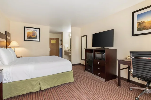 غرفة قياسية بسرير كينج، Best Western Parsons Inn 3/7