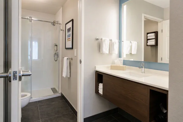 غرفة بسرير كينج لذوي الإعاقة، Staybridge Suites Silicon Valley Milpitas 2/2