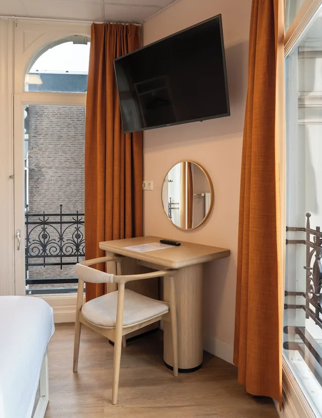 City, Queen Bed, Hotel Jimmy 6/6