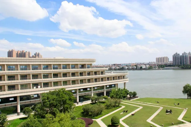 جناح جونيور بسرير كينج بإطلالة على الحديقة، Radisson Blu Hotel Wuhan ETD Zone 1/1