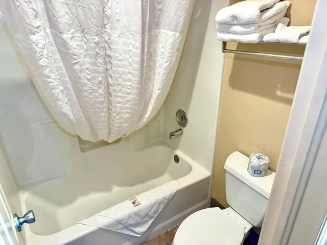 Downstairs, Standard, 2 Queen Beds, North Side، Claridge Inn 6/7