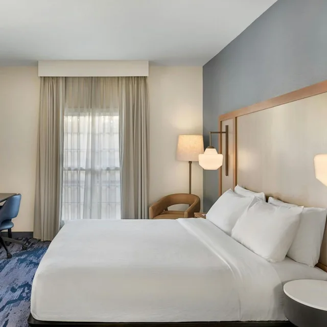 غرفة بسرير كينج بحوض استحمام لذوي الإعاقة، Fairfield Inn Suites San Diego Old Town 2/5