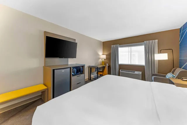 Room, King Bed, Comfort Inn & Suites Oklahoma City, OK 5/7