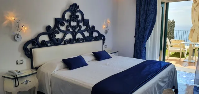 غرفة ديلوكس بإطلالة على البحر بشرفة، Hotel Villa Maria Pia 1/6