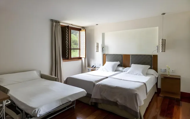 غرفة ثلاثية بثلاثة أسرّة، Parador De Granada 1/2