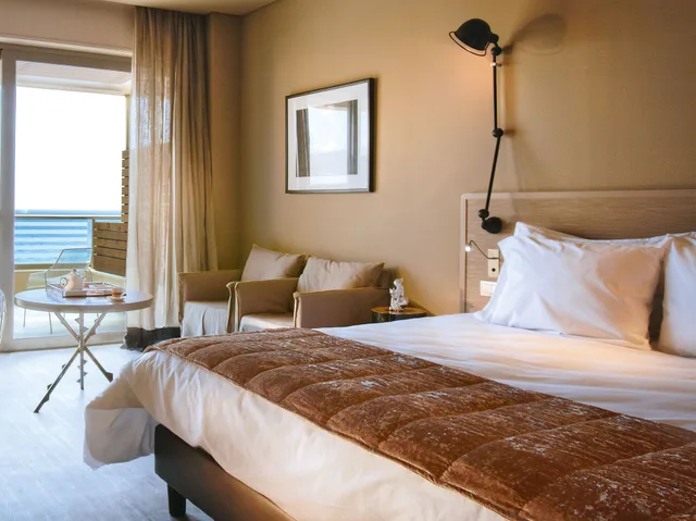 غرفة تنفيذية بسرير مزدوج بإطلالة على البحر، Grecotel Astir Palace 1/5