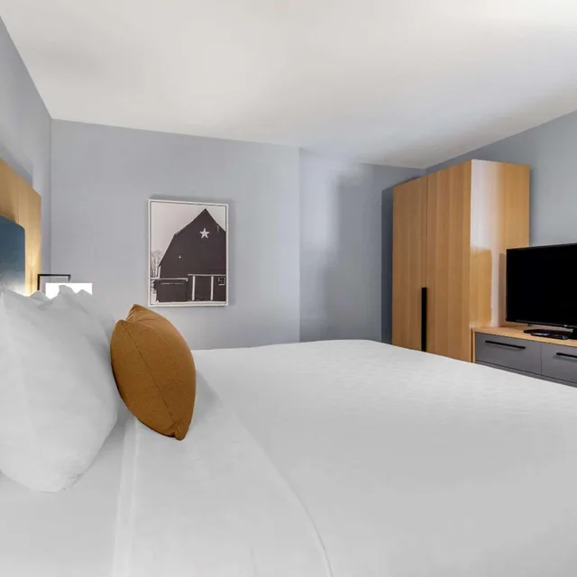 Junior Suite, King Bed, Clarion Hotel & Conference Centre Abbotsford - Fraser Valley 5/10