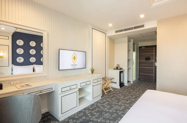 غرفة سوبيريور بسريرين منفصلين بشرفة، Eastin Hotel Vientiane 3/8