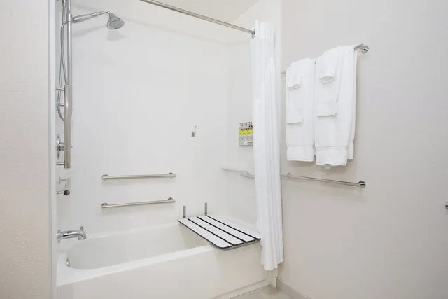 جناح ديلوكس بسرير كينج لذوي الإعاقة، Holiday Inn Express & Suites Lexington W - Versailles 5/6