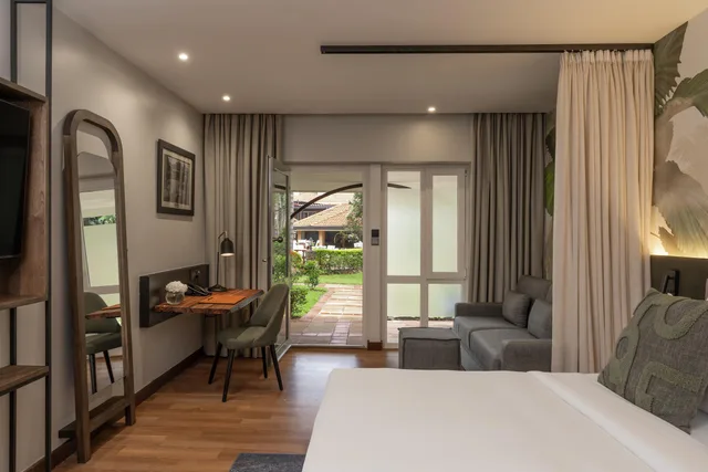 غرفة غراند بسرير كينج بإطلالة على المسبح بشرفة، Fairview Hotel 1/2