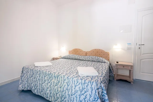 غرفة بسرير مزدوج بإطلالة على الحديقة، Hotel Poseidon 7/10