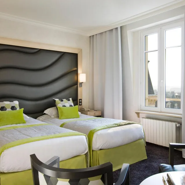 غرفة كلاسيكية بسرير كينج بإطلالة على المدينة، Le Grand Hotel Des Thermes 4/10