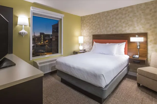 جناح بسرير كوين، Home2 Suites Kansas City Downtown 1/2