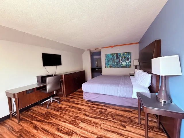 غرفة بسرير كينج بمطبخ صغير، Hotel Cartersville, GA 10/10