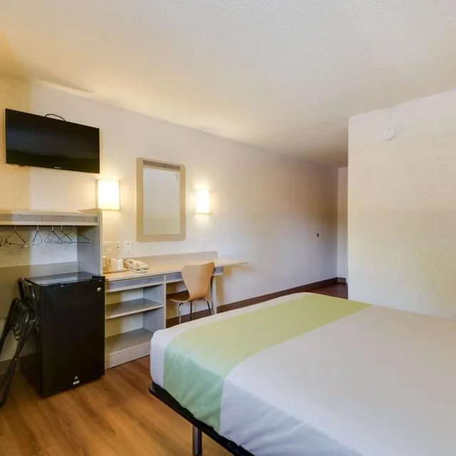 غرفة بسرير كوين لغير المدخنين، Motel6 Statesville, NC 4/10