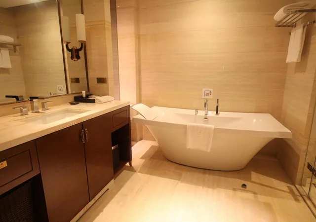 غرفة ديلوكس بسرير كينج وسرير كوين، ROYAL CENTURY HOTEL SHANGHAI 3/6