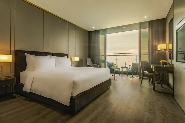 Premier, King Bed, Ocean Front، Le Sands Oceanfront Da Nang Hotel 4/9