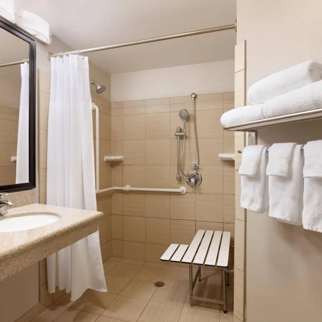 جناح بسرير كينج مع سرير سحّاب إضافي مع أريكة بحوض استحمام لذوي الإعاقة، SPRINGHILL SUITES BY MARRIOTT WEST PALM BEACH I-95 4/5