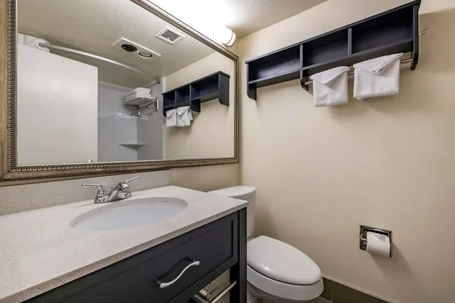 غرفة قياسية كبيرة بسرير كينج مع أريكة، Best Western Plus Thousand Oaks Inn 5/5