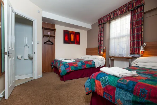 غرفة عائلية، The Dover Hotel 1/1