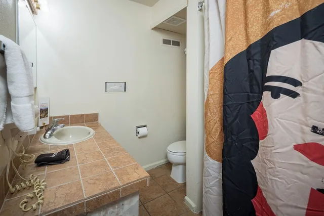 غرفة قياسية بسريرين كوين، Apache Motel 3/3