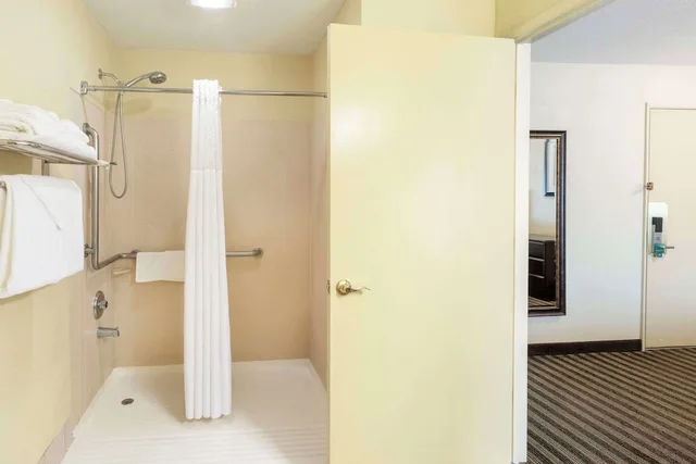Efficiency, Queen Bed, Accessible، Quality Inn & Suites Vancouver - Hazel Dell 4/5