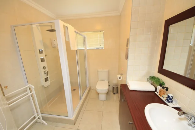 2 Bedrooms, Family, Queen and Twin Beds, Sea View, Bay View Somerset West 8/10
