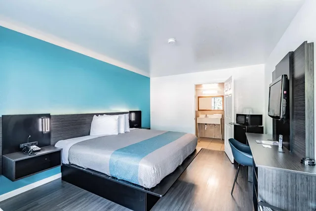 1 King Bed Mob Acc RI Shwr Nsmk Micfridg، Motel6 Tampa, FL 3/10